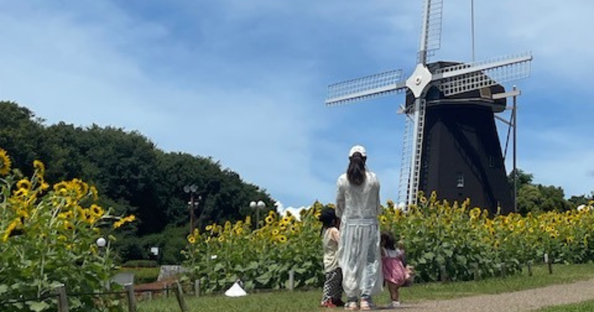 子どもと3人でお出かけをしている写真