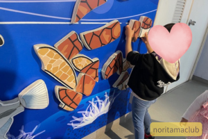 姫路市立水族館の大きな壁面パズルで遊ぶ子ども