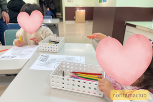 塗り絵コーナーで遊ぶ子ども