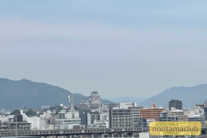姫路市立水族館近くの駐車場から見える姫路城