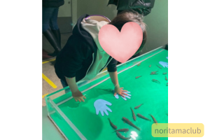 ドクターフィッシュを触る子ども
