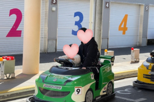 鈴鹿サーキットで乗り物を楽しむ子ども