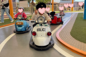 鈴鹿サーキットでアトラクションを楽しむ子ども