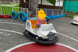 姫路市立動物園でバッテリーカーを楽しむ子ども