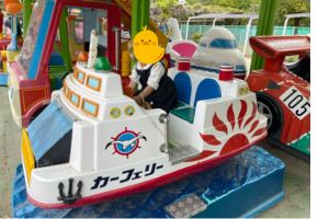姫路市立動物園の乗り物に乗る子ども