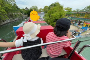 姫路市立動物園で乗り物に乗る子ども